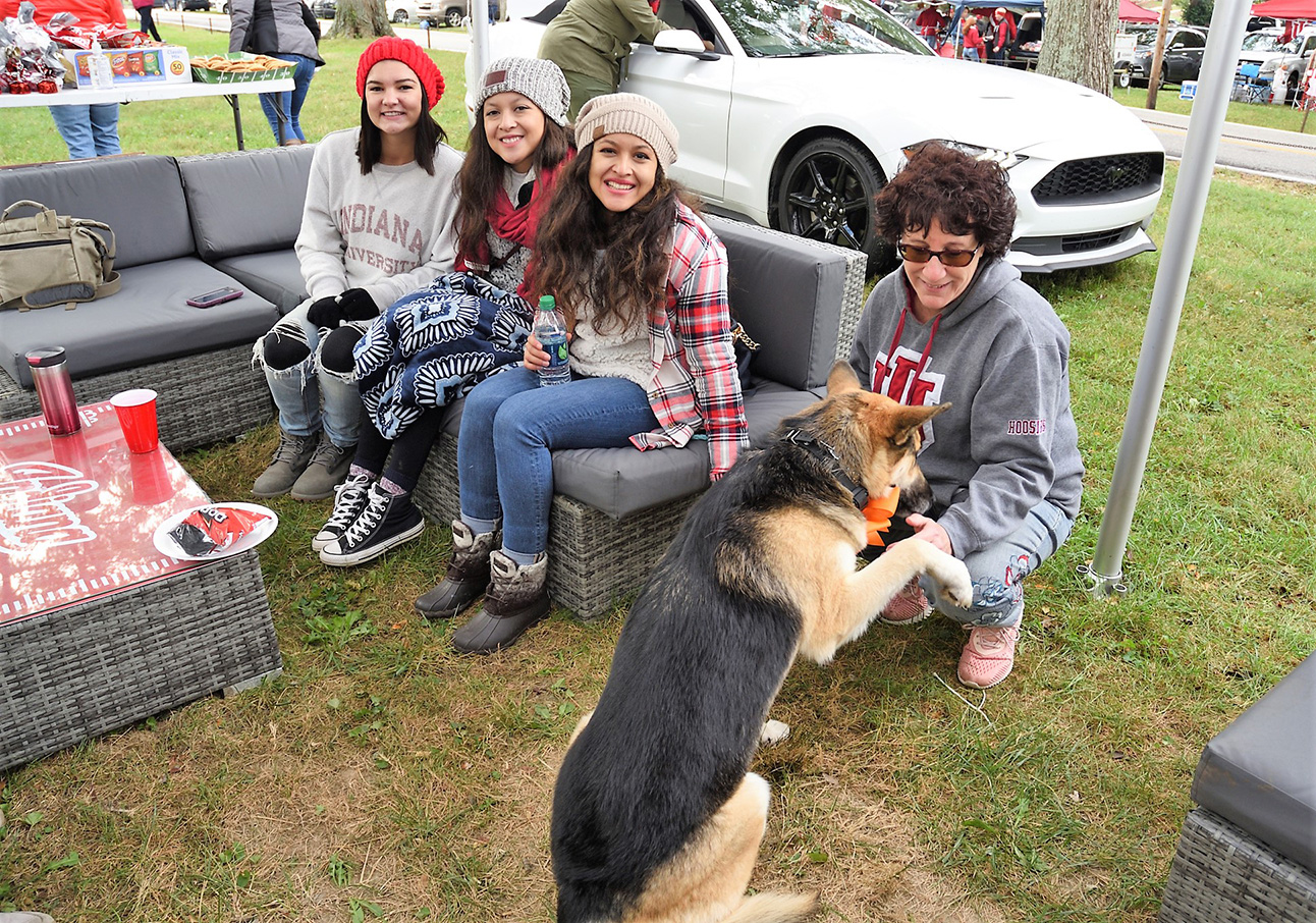 IU students and staff at homecoming